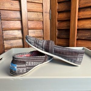 Tom’s canvas shoes